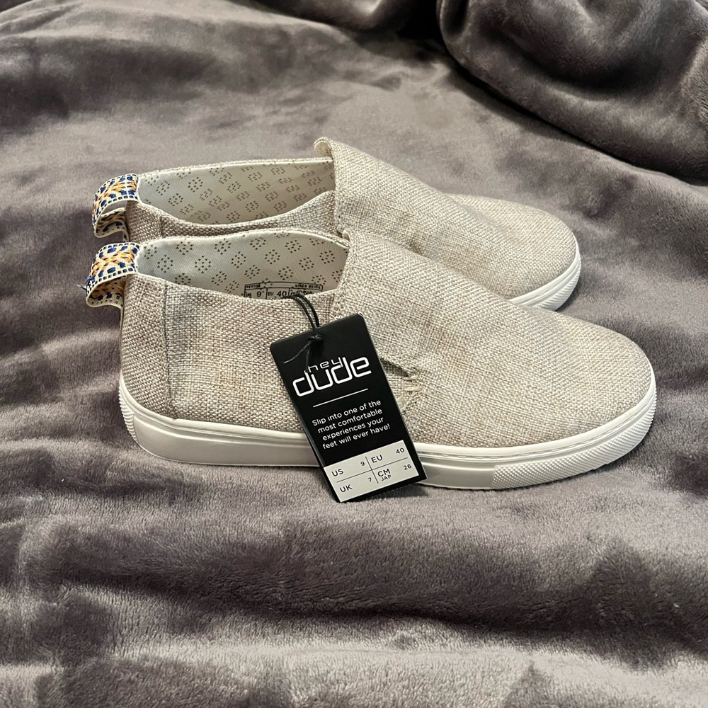 NWT Women’s Peyton slip-on Hey Dudes